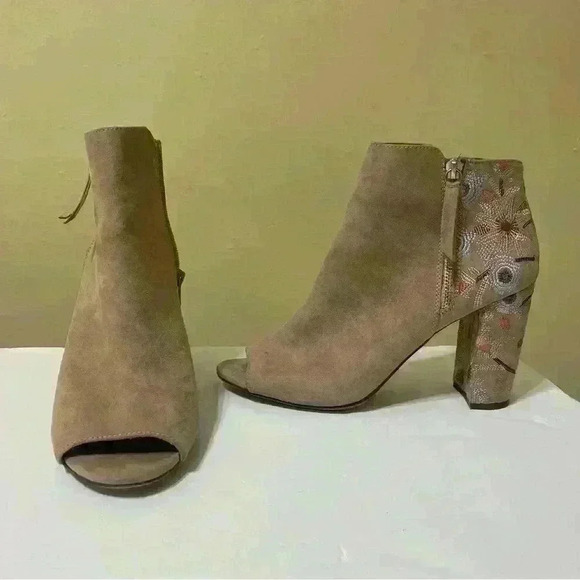 Women's SO Beige Suede Embroidered Open Toe Booties Size 9.5 Boho Floral outdoor - Picture 9 of 13